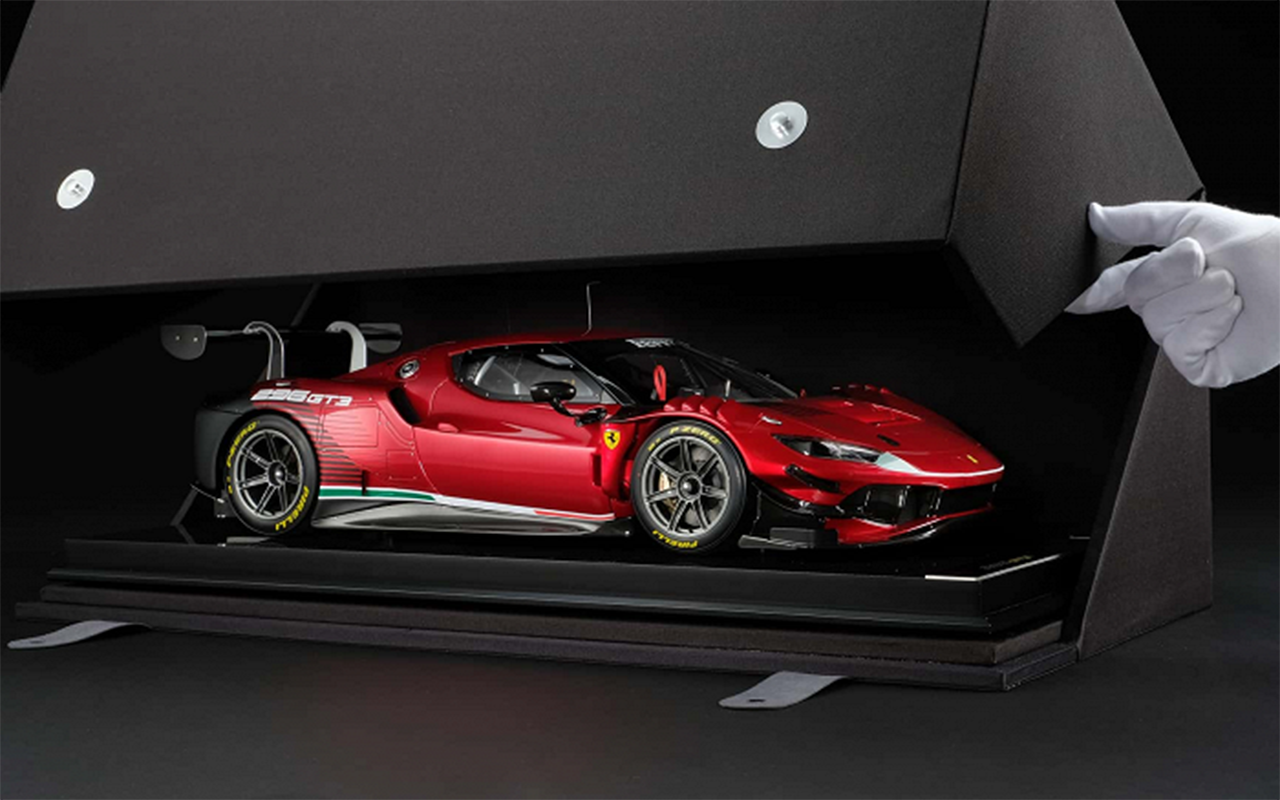 Модель Ferrari 296 GT3 в масштабе 1:8