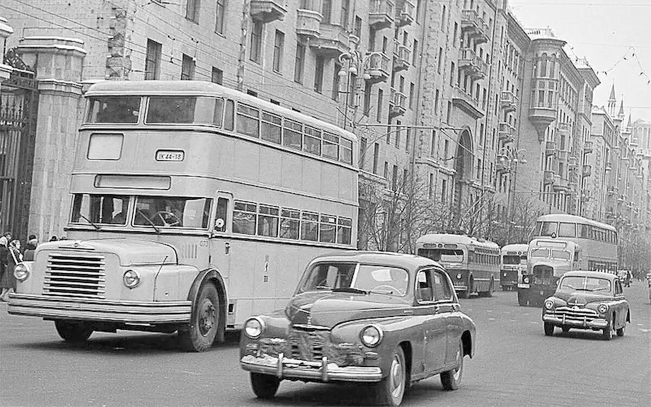 Восточногерманский Lowa DO56 в Москве. На заднем плане – Lowa DO S6