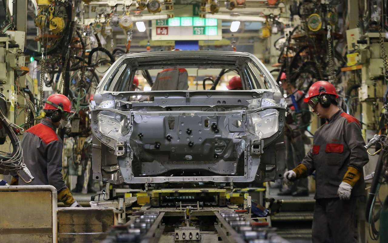 В Смольном объяснили, почему автопром не вернется к докризисному уровню 2021 года