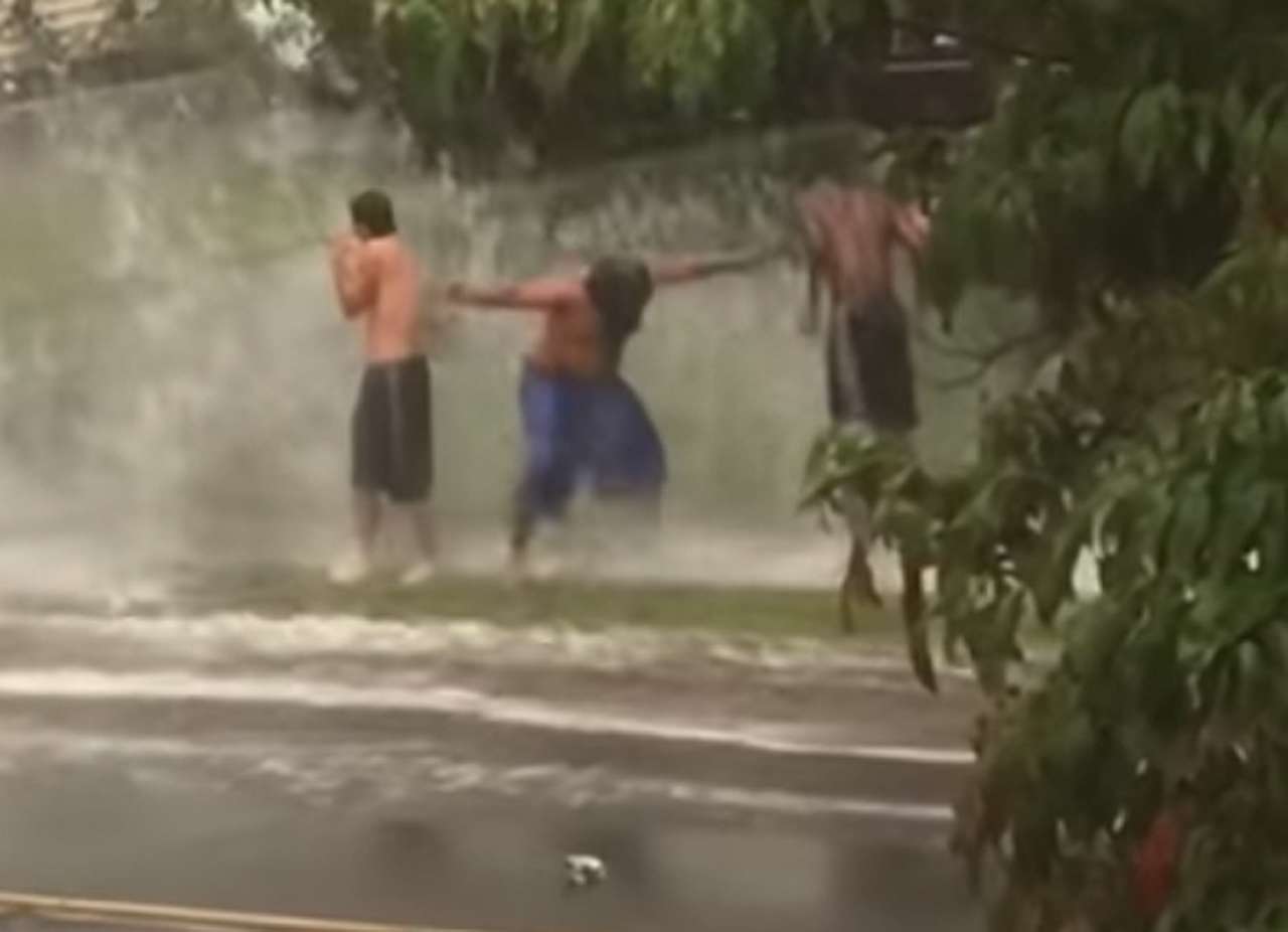 Молодые люди организовали придорожный аквапарк