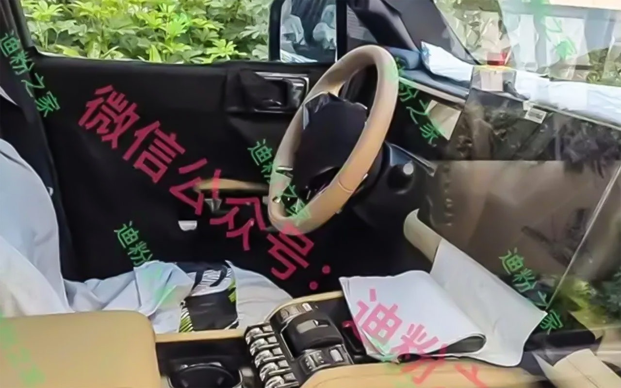 Салон «убийцы» Mercedes G-Class показали на фото