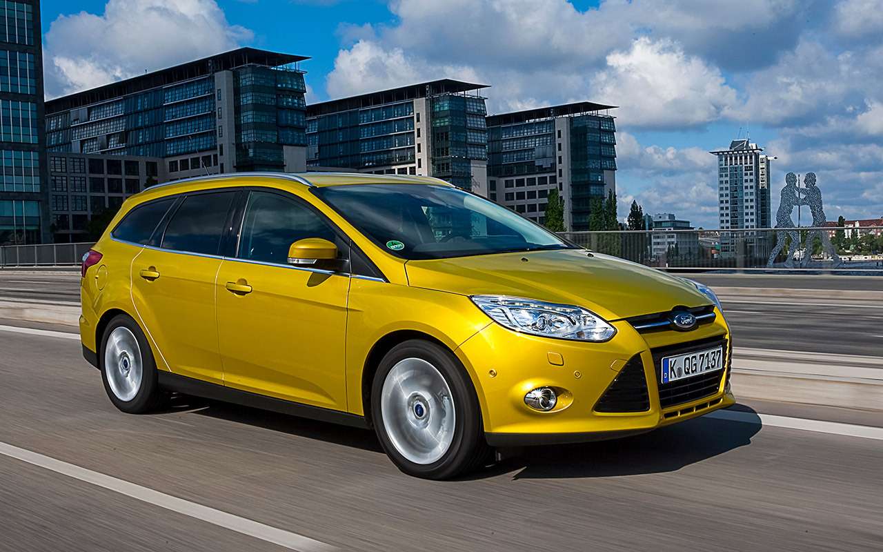 Ford Focus 3 отлично упакован для своего класса, вплоть до ассистента парковки в некоторых комплектациях. Хорош баланс управляемости и плавности хода. Но есть и недостатки: тесный салон, проблемная роботизированная трансмиссия с невеликим ресурсом. У МКП регулярно текут сальники. Тем не менее, по соотношению «возраст-пробег» это самый «молодой» вариант среди конкурентов‑иномарок.