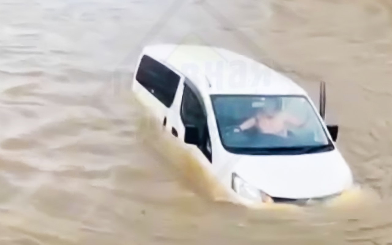 Стоял на берегу, а оказался... в реке! Необычный случай и последствия