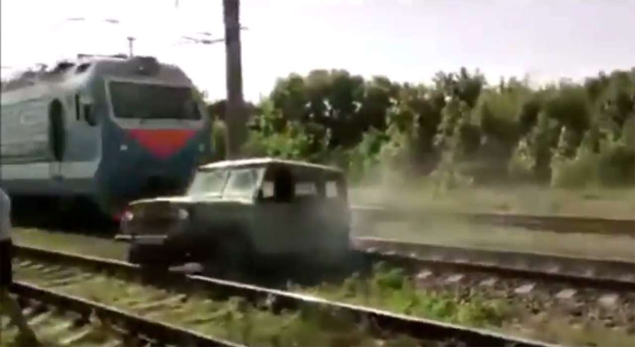 Вылазь, Эльдар! - водитель до последнего спасает «уазик» от столкновения с поездом