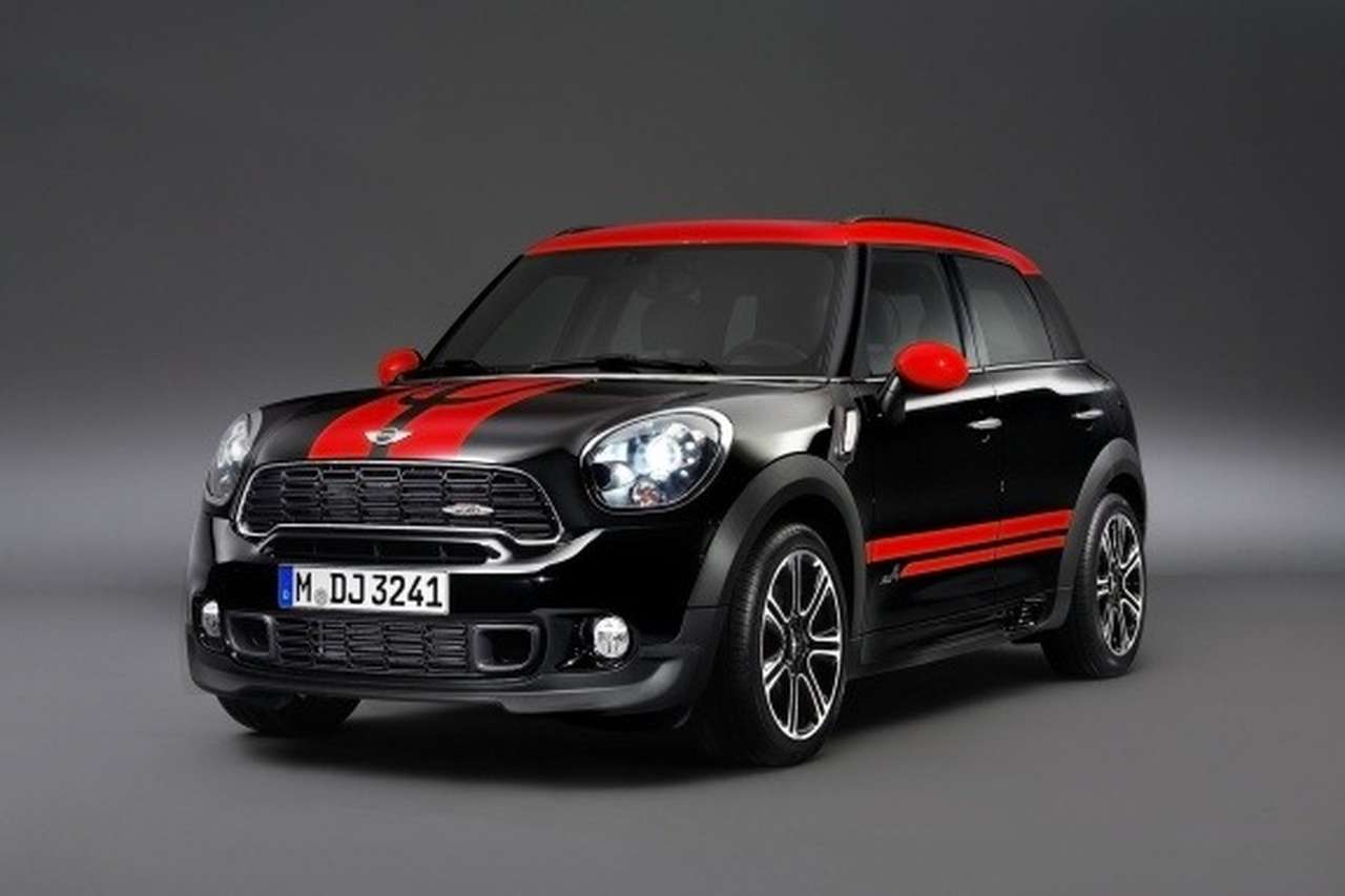 Обвес, конечно, агрессивнее, чем у «Кантримена» с буковкой S, но не намного. К слову, аппликации на кузове – опция