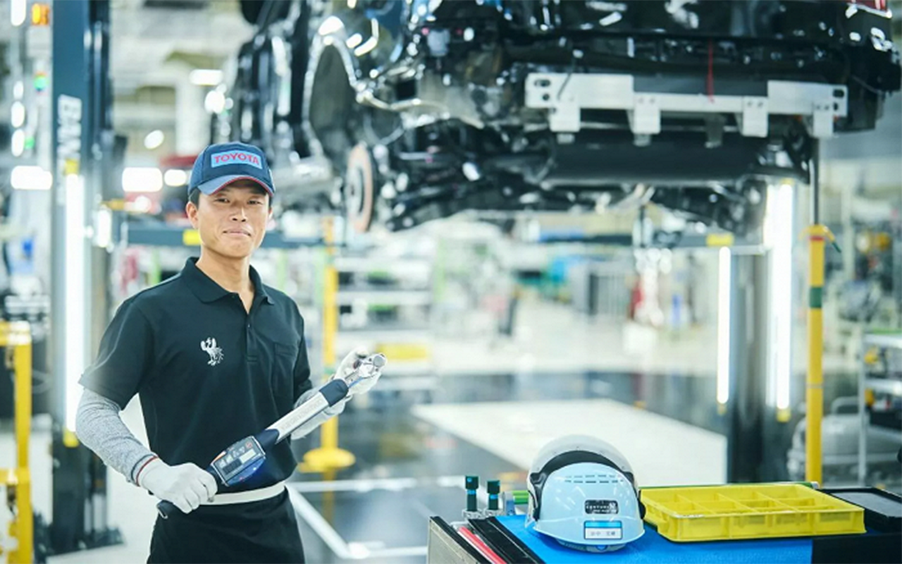 Мастер сборки Toyota Century