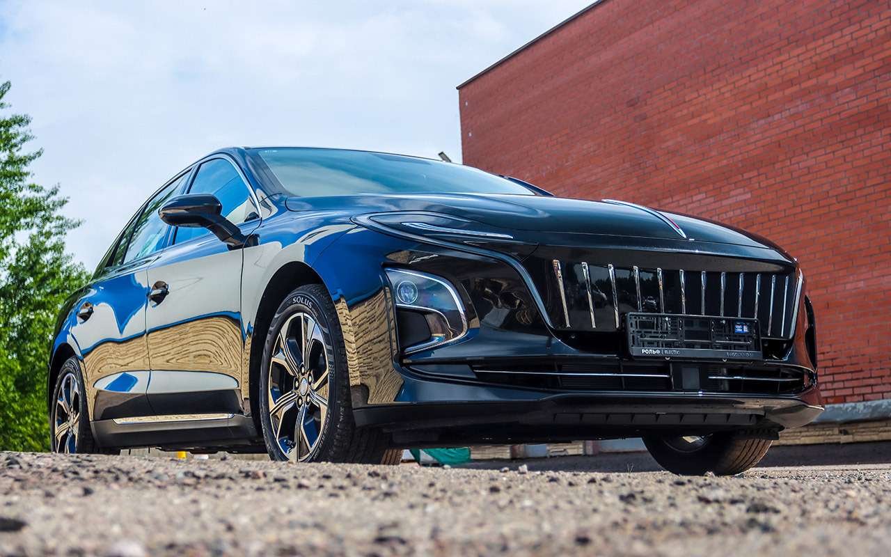 В Hongqi E‑QM5 нет ни капли той обильно покрытой хромом монументальности, что есть во всех других моделях марки. Колеса скромные, 18‑дюймовые. Подвеска независимая, без каких-либо электронных наворотов.