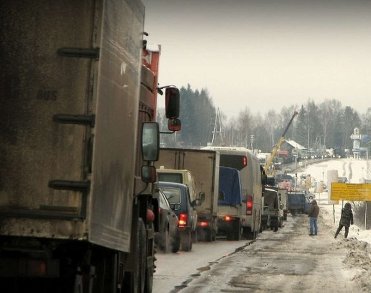 Виновные в транспортном коллапсе на М-10 оштрафованы на 15 и 20 тыс. рублей