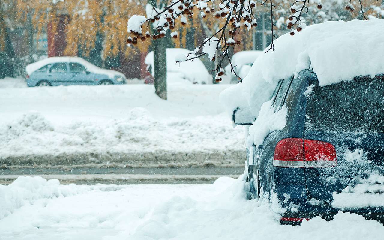 Эксперт рассказал, почему припаркованный автомобиль все равно нужно очищать от снега