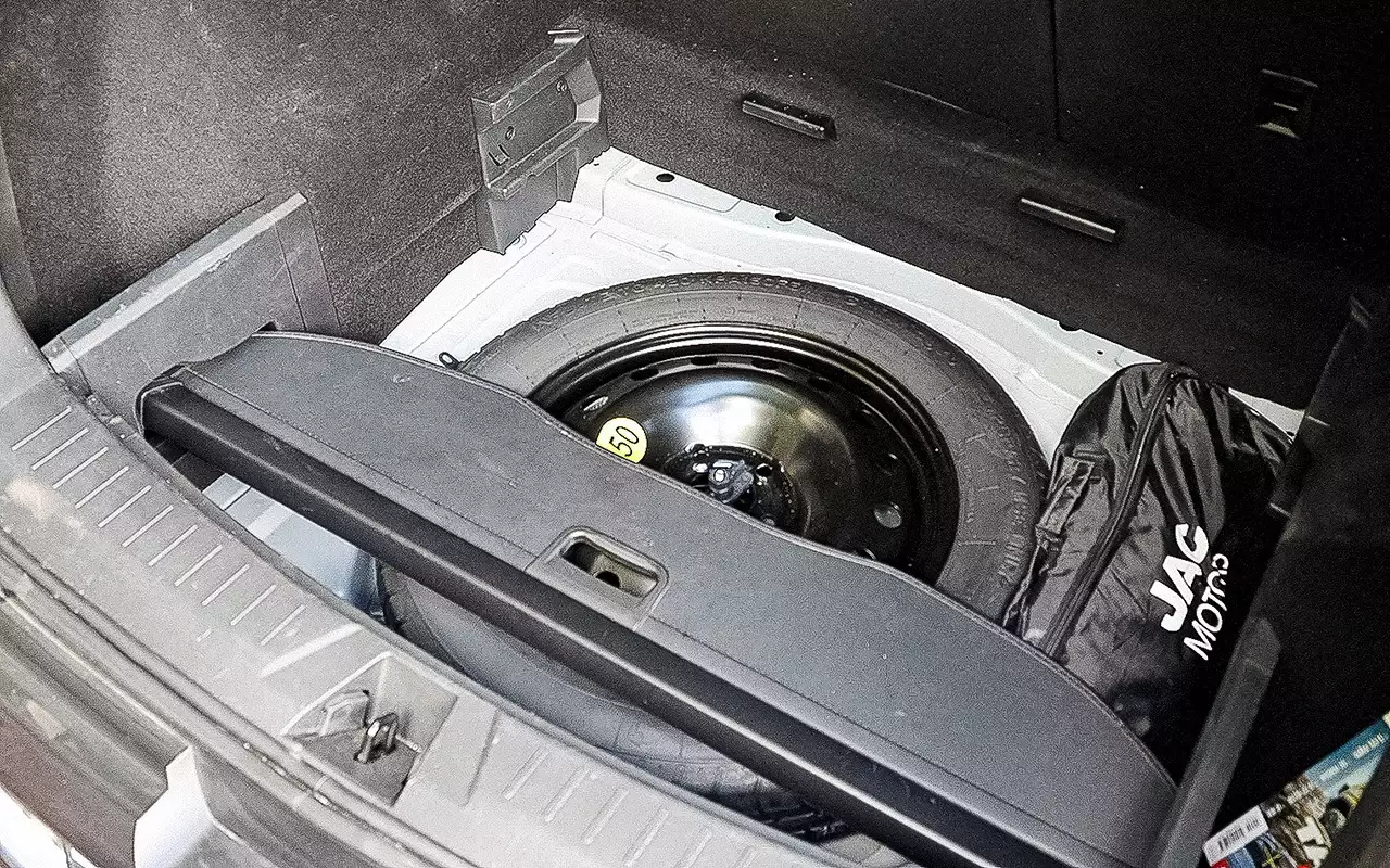 Для шторки багажника разработчики JAC JS6 подобрали отличное место над докаткой.