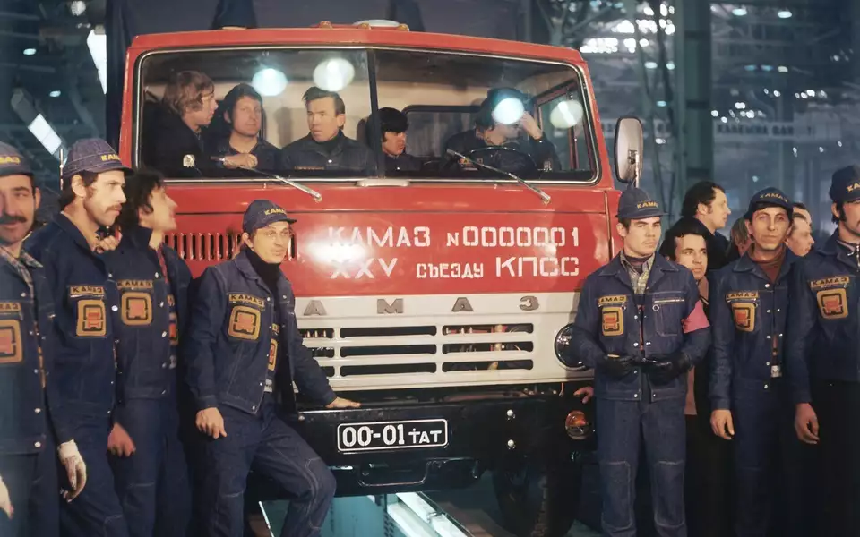 Пуск конвейера в Набережных Челнах приурочили к XXV съезду КПСС, который проходил в Москве с 24 февраля по 5 марта 1976 года – и первый КАМАЗ‑5320 своим ходом ­прибыл на Красную площадь.