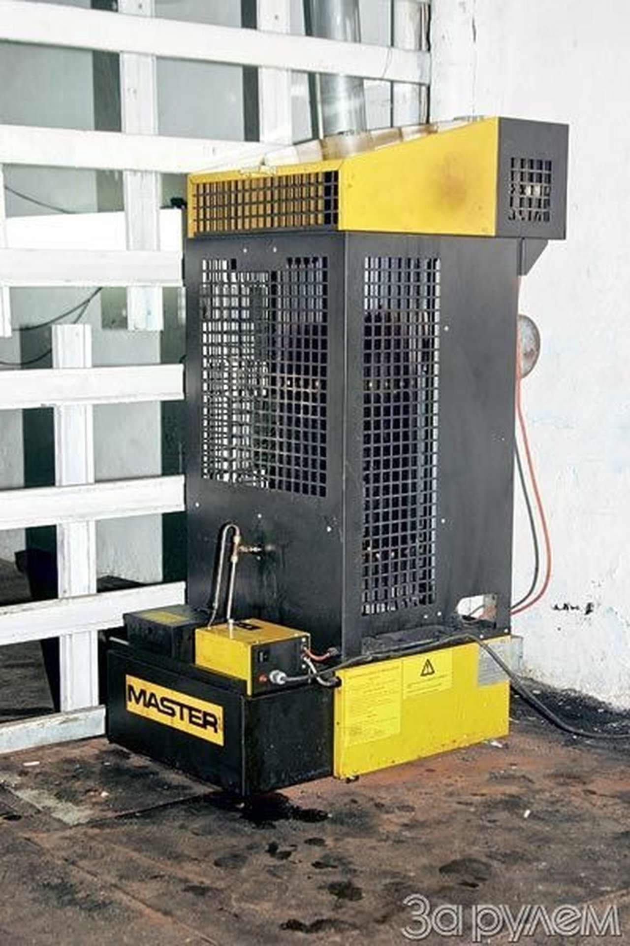 «Мастер» WA29A. Чистокровный янки в «боевой обстановке» (в одном из московских сервисов). Но если забыть о цене, заокеанский мастер недалеко ушел от деревенской мусоросжигательной бочки.