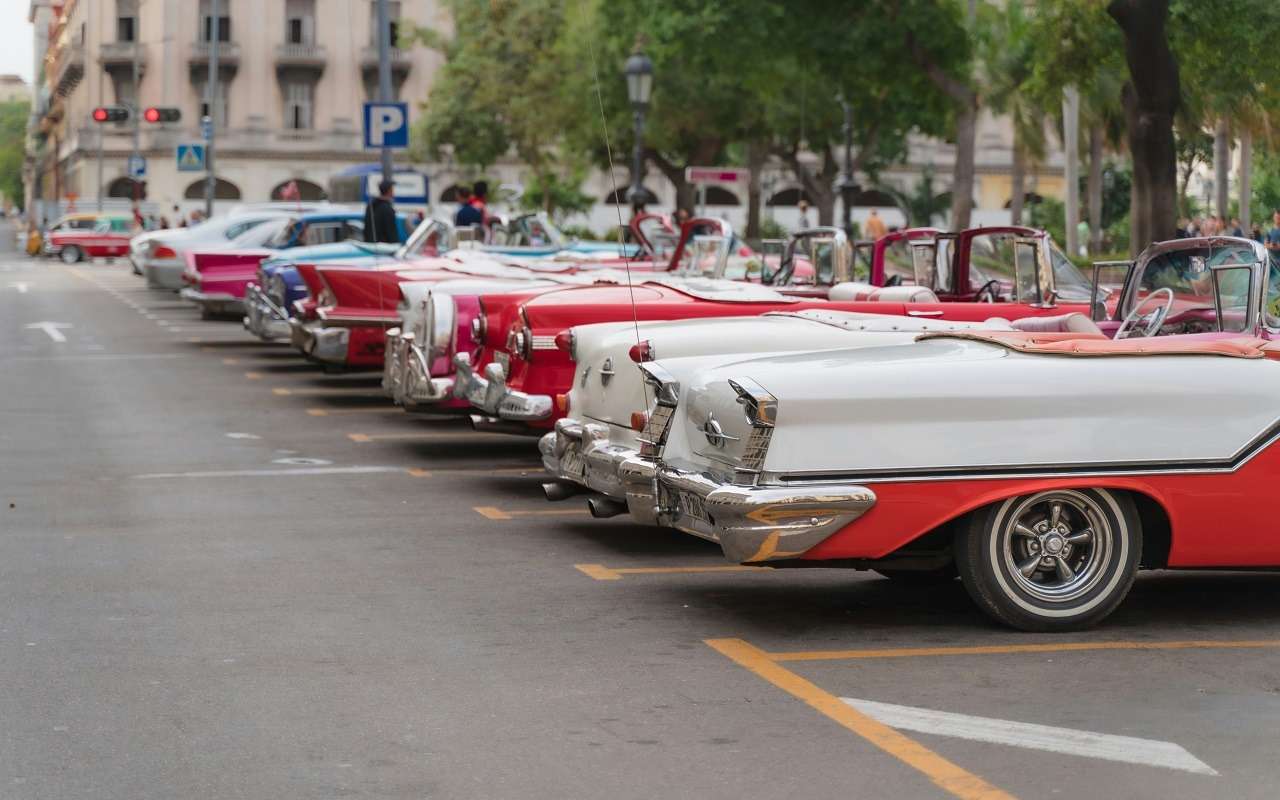Из аэропорта Гаваны до отеля туристов довезут ретромобили 50-х годов