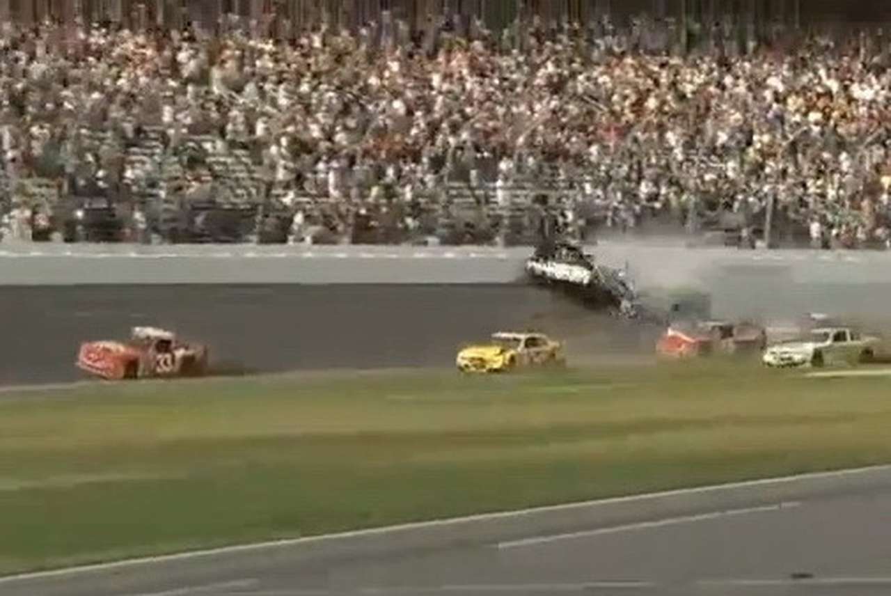 Авария на гонках NASCAR в США – видео