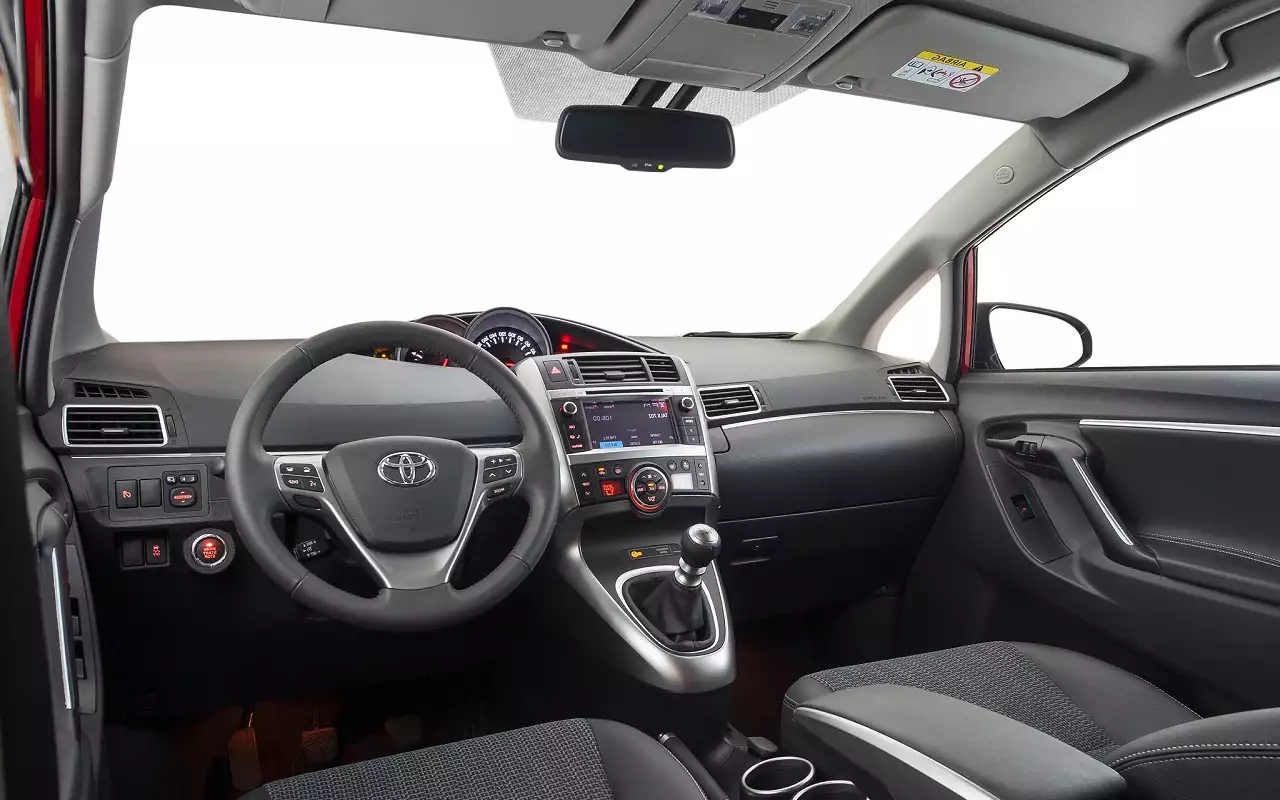 Интерьер Toyota Verso