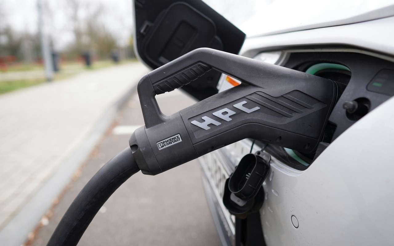 Китайцы задают тренд: по всему миру, кроме Китая падают продажи электрокаров