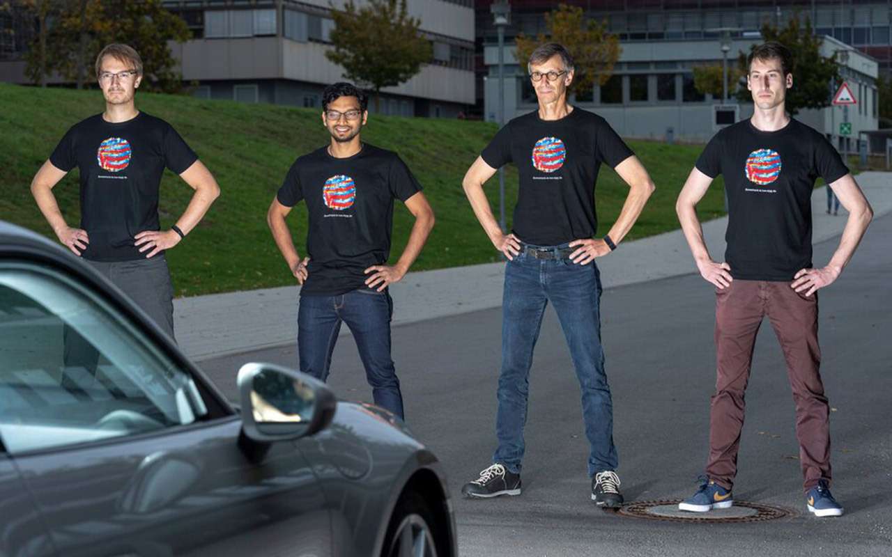 Исследователи из института Макса Планка носят футболки с цветным пятном, которое мешает распознаванию объектов системами камер. Слева направо: Андреас Гейгер, Анураг Ранджан, Майкл Блэк и Джоэл Джанаи.
