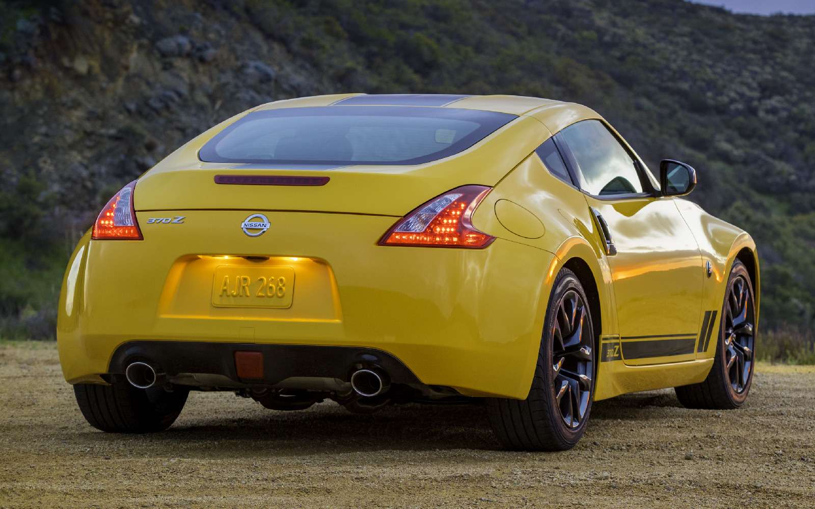 Nissan спорткар 370z