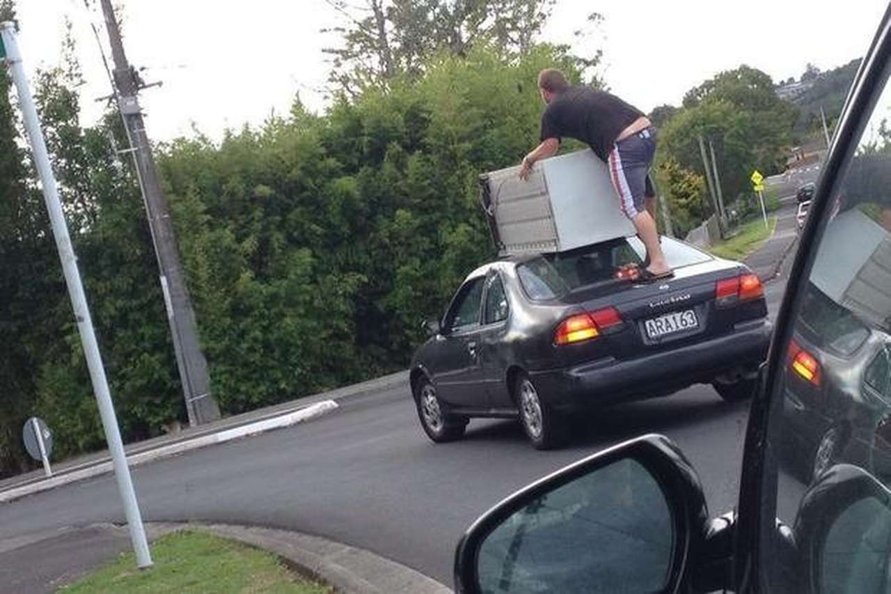 Полиция вывесила фотогалерею неправильной перевозки крупногабаритных грузов