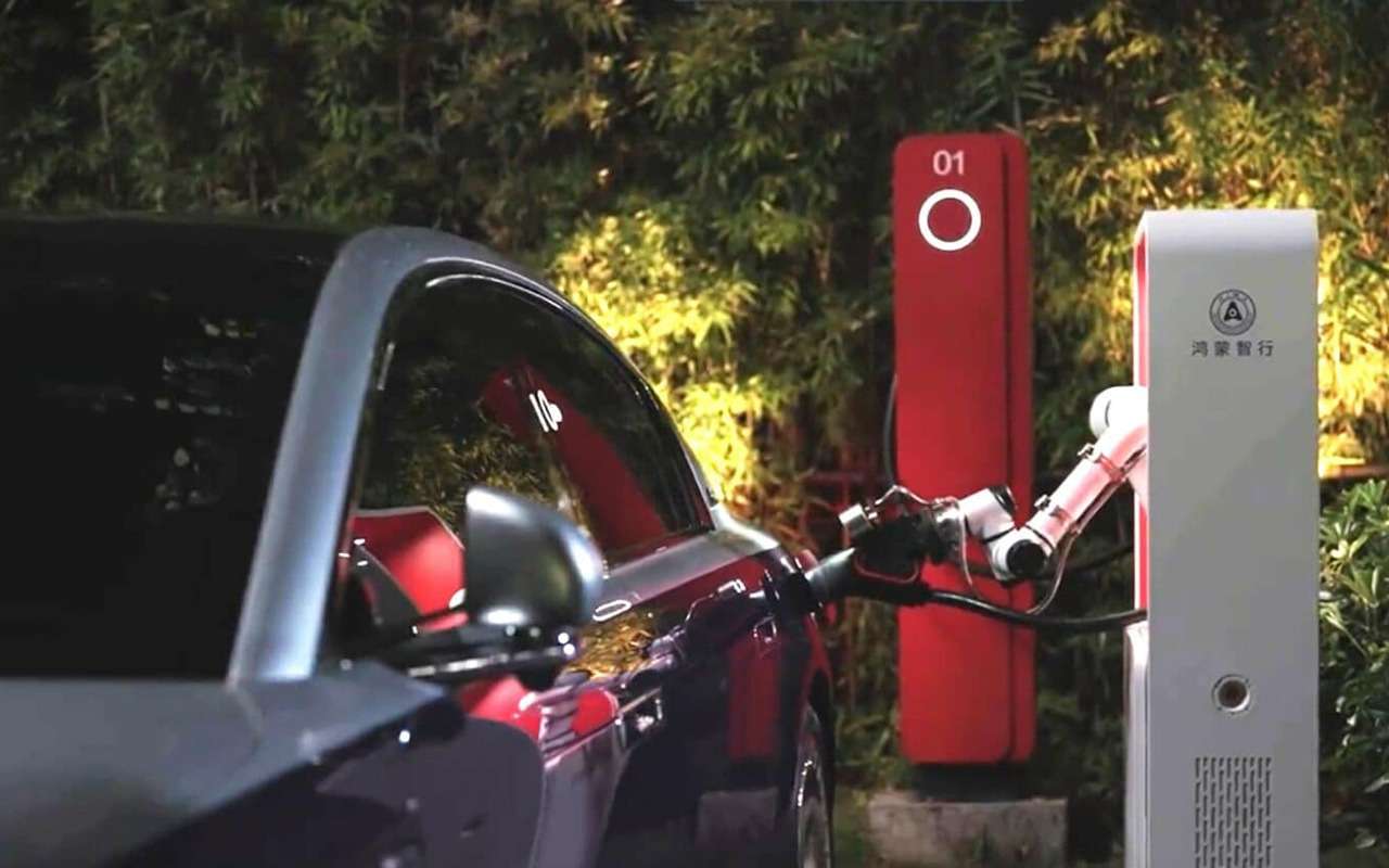 Ничего человеческого! Автономный Huawei зарядит беспилотная «рука»