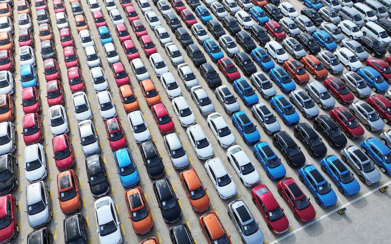 Китайские автомобили отправляют на экспорт в морском порту Ляньюньгана