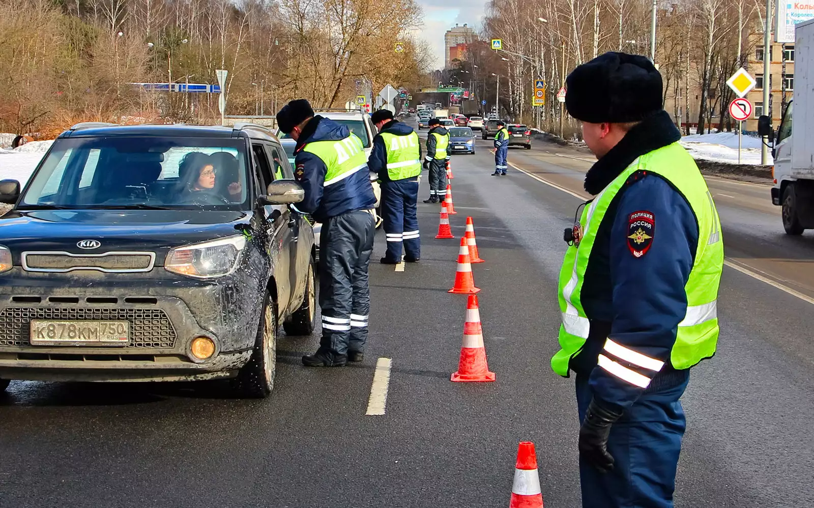 Можно ли пить пиво в машине? А в стоящей? А пассажиру?