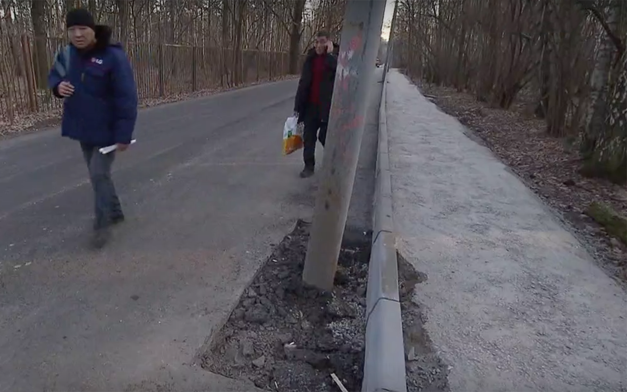 В Москве столбы «выбежали» на дорогу