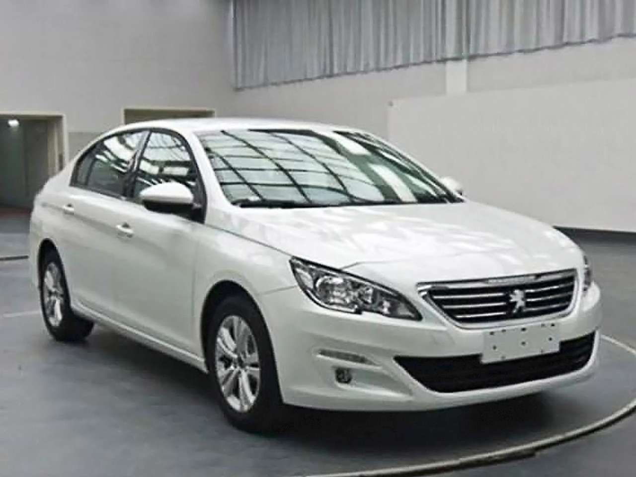 Новый седан Peugeot 408 засняли без камуфляжа
