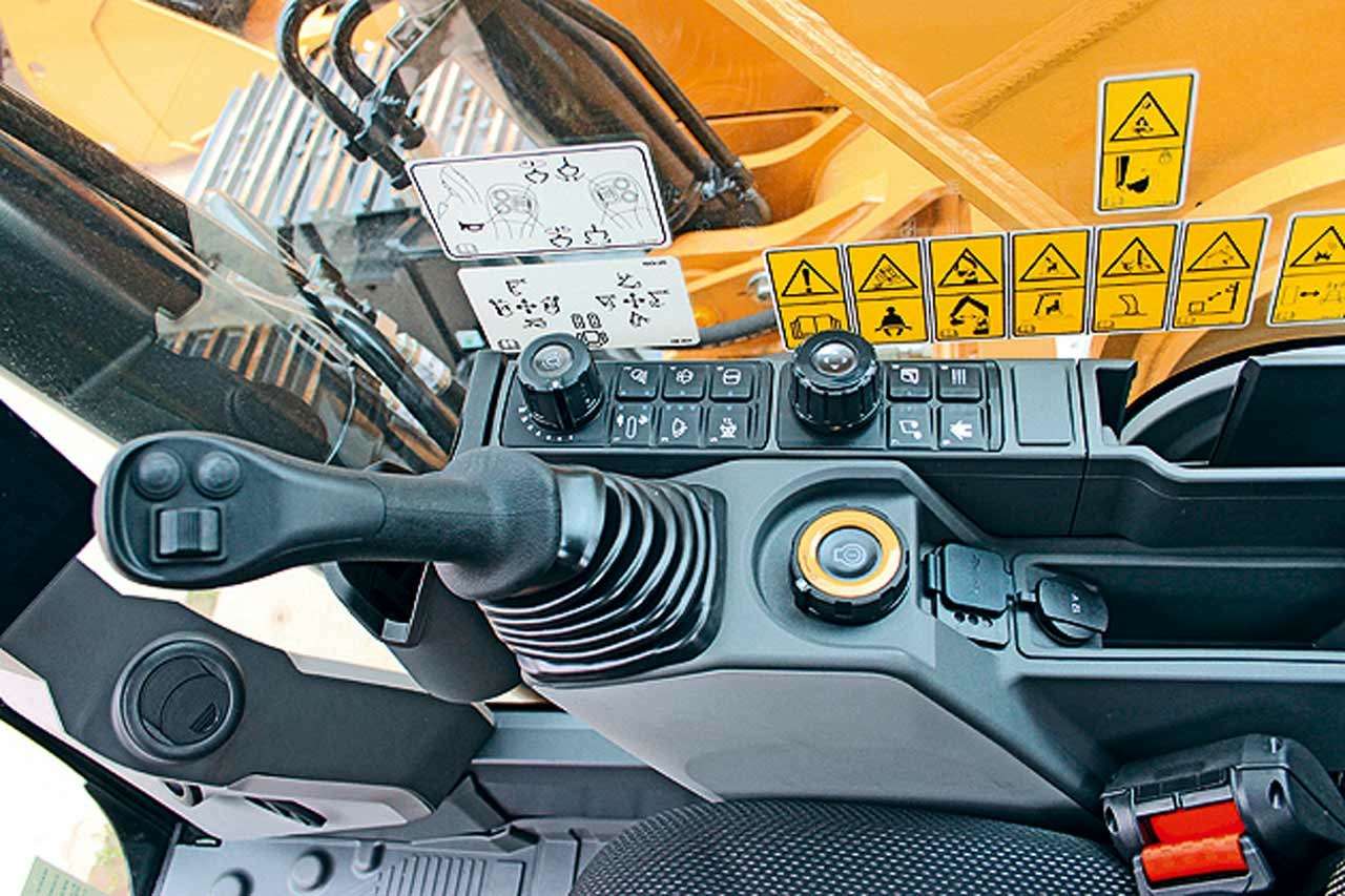 Как управлять экскаватором погрузчиком. Кабина Cat 330d. Катерпиллер 330 кабина. Экскаватор Cat 330 кабина. Органы управления экскаватора Cat 330.