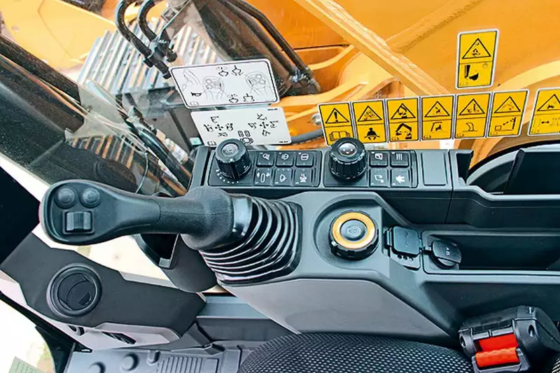 Volvo 210 экскаватор кабина. Volvo ew205d. Jcb 220 экскаватор кабина. панель управления экскаватора jcb 220. мини погрузчик jcb кабина.