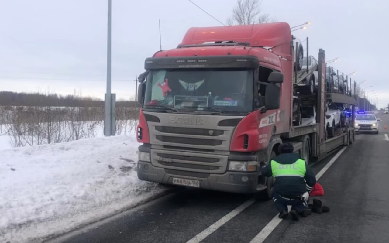 Пьяный водитель груженого автовоза не вспомнил, как сел за руль