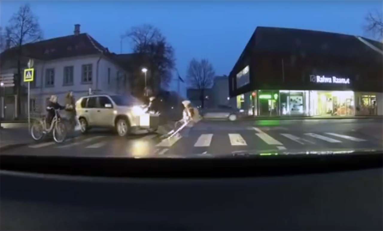 Эстонский водитель «помог» старушке