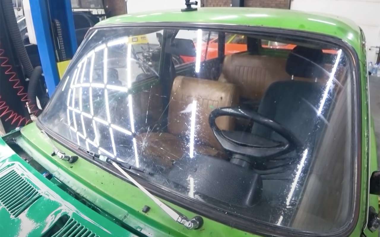 Ветровое стекло заменили на пластик — он прочнее!