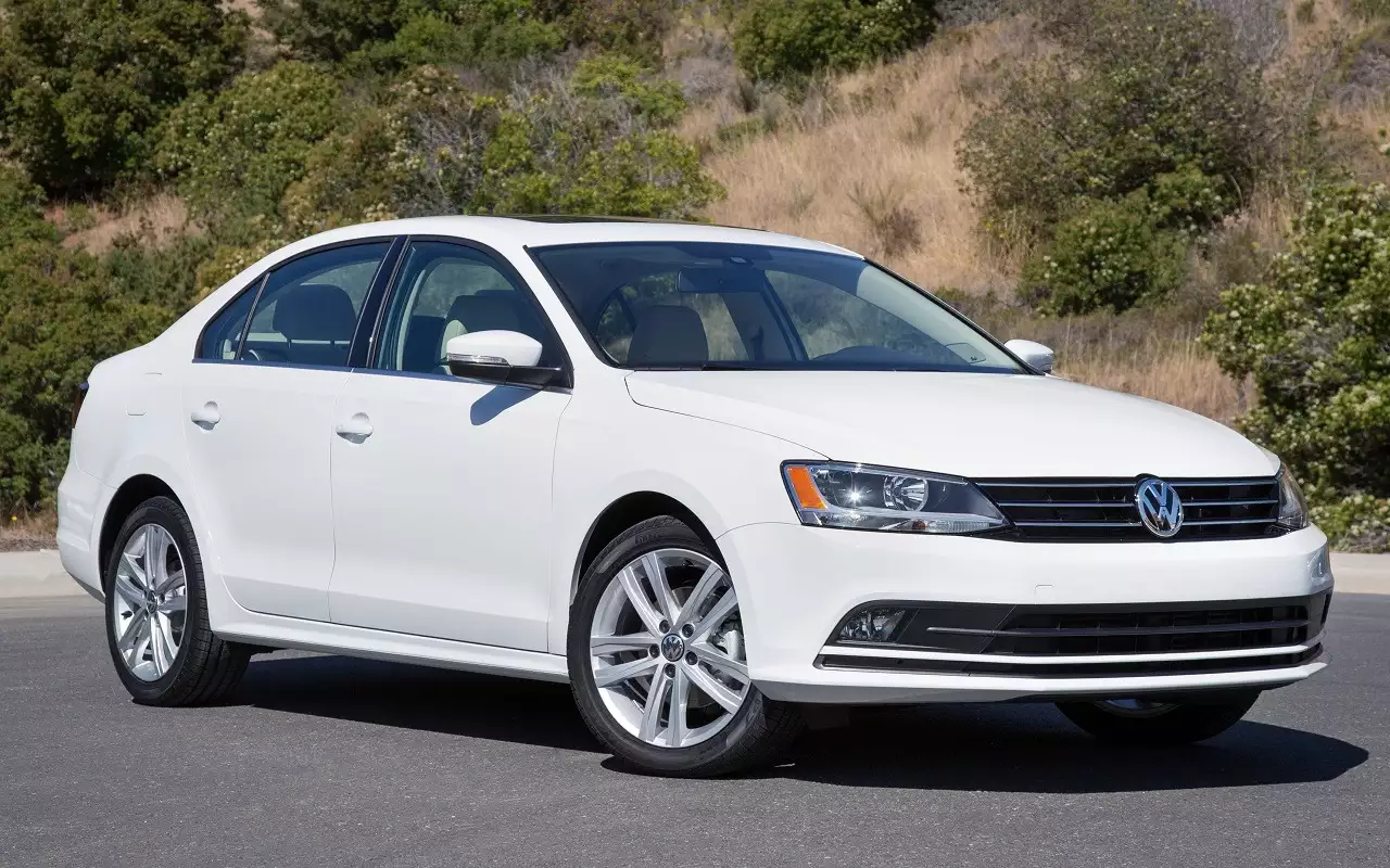 Рестайлинг Volkswagen Jetta шестого поколения. Средняя цена машин в возрасте 8-10 лет – 1,38 млн рублей. Средний пробег – 150 тысяч км.