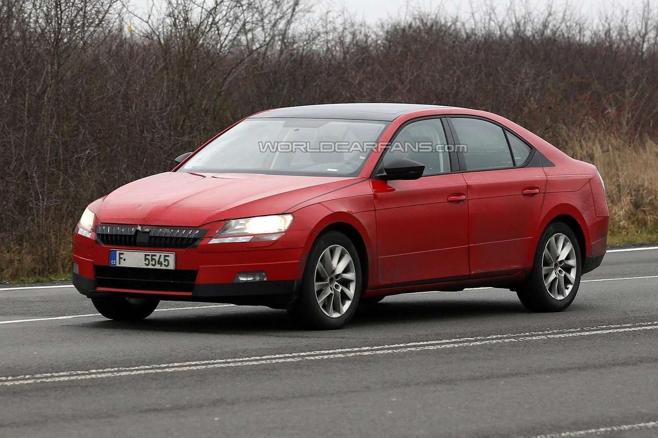 Новая Skoda Superb выехала почти без камуфляжа
