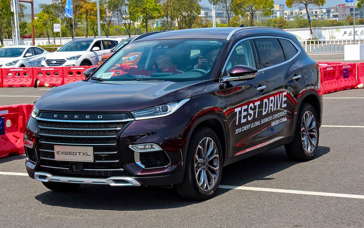 Exeed TXL в потоке не затеряется. Главное, чтобы не отставал от него в поворотах и на выбоинах: ходовая требует настройки под российские условия эксплуатации.