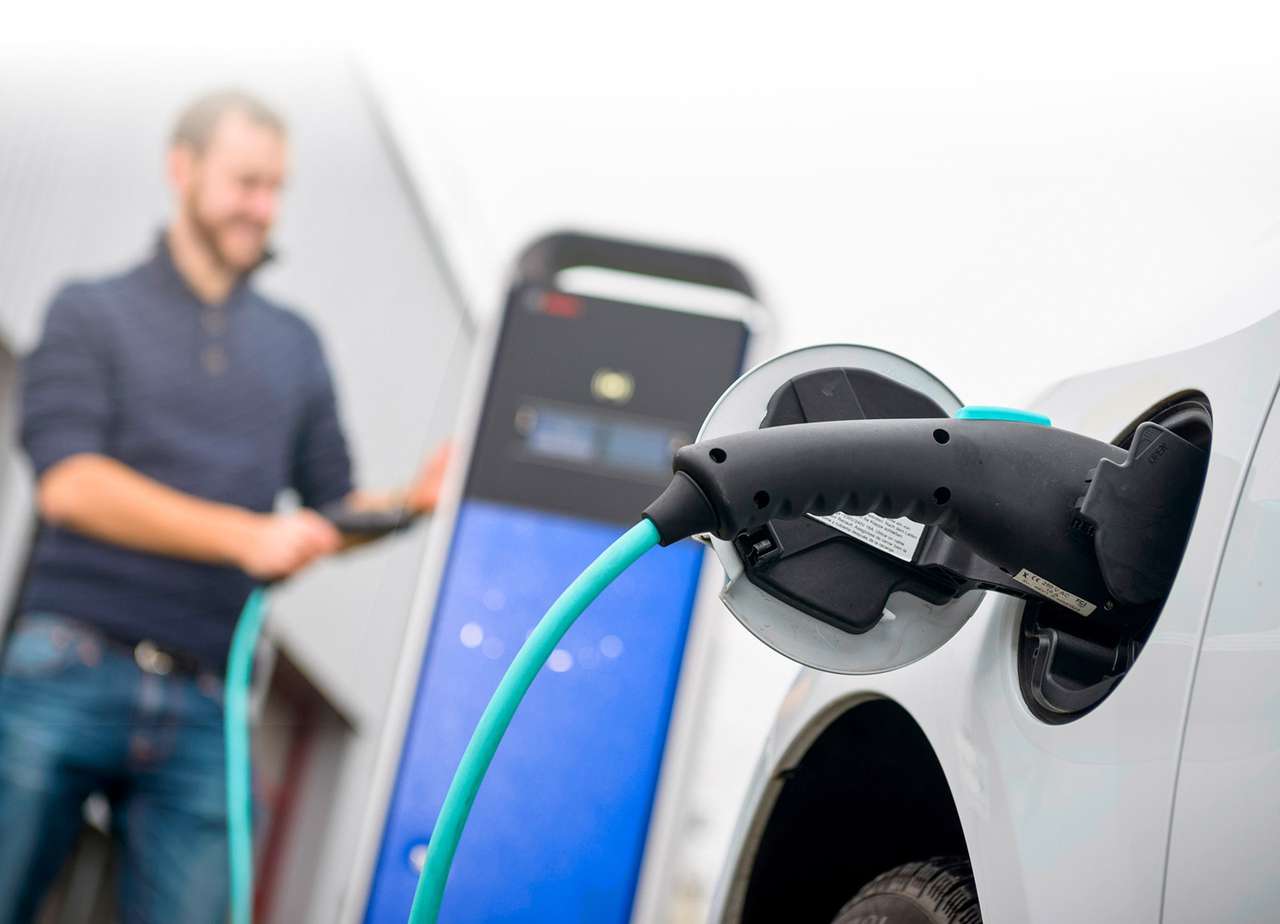 Длительная зарядка АКБ электромобилей и подзаряжаемых гибридов плохо подходит для бешеного темпа современной жизни.