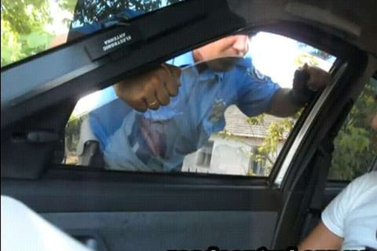 Нарушитель ПДД едва не оставил полицейского без руки