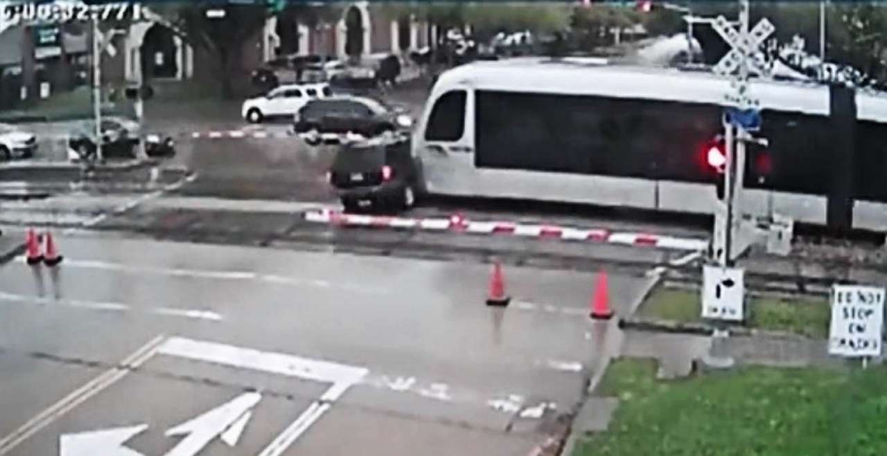 Попытка опередить поезд на переезде не увенчалась успехом