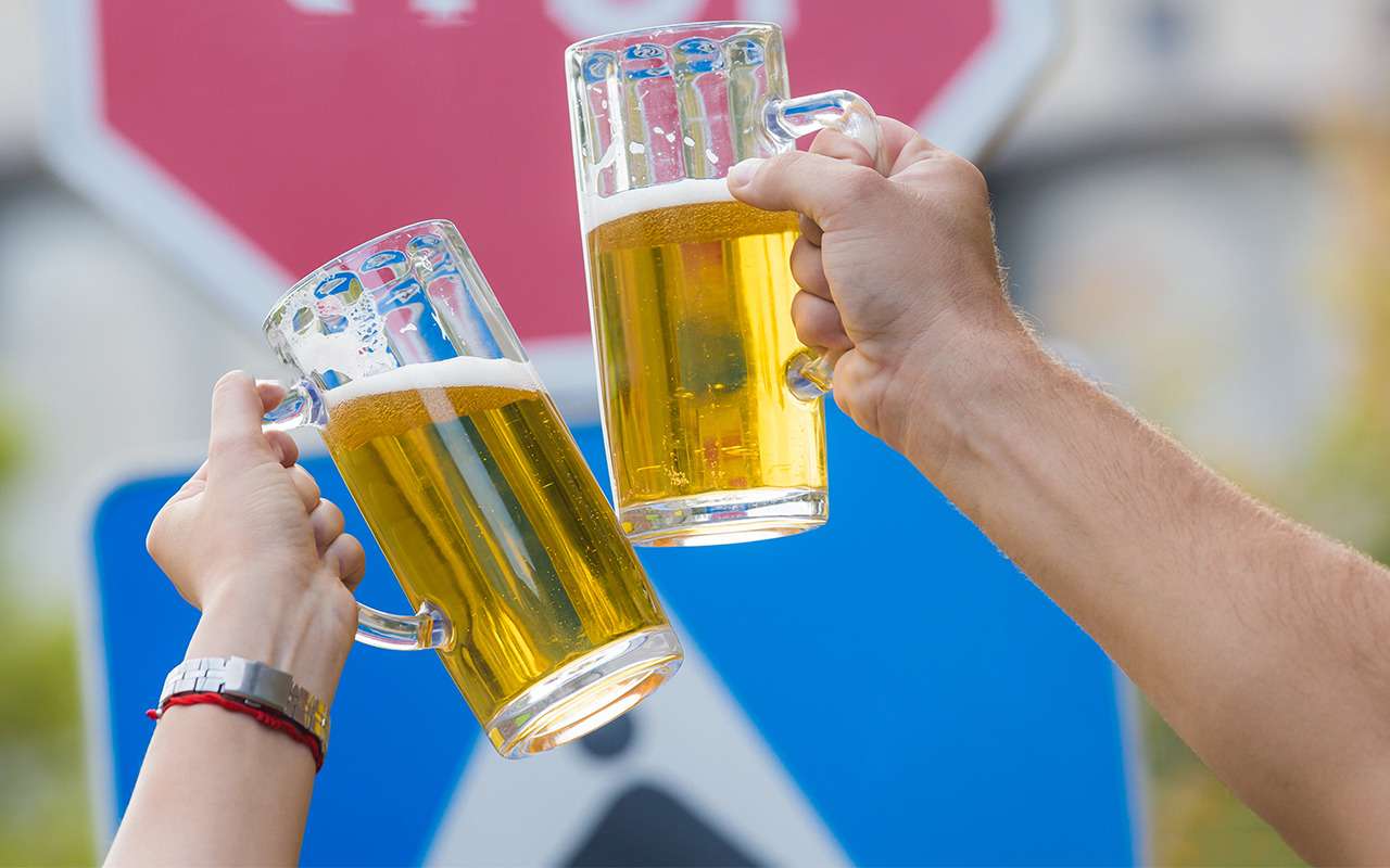 Пьяные пешеходы избили водителя за превышение скорости