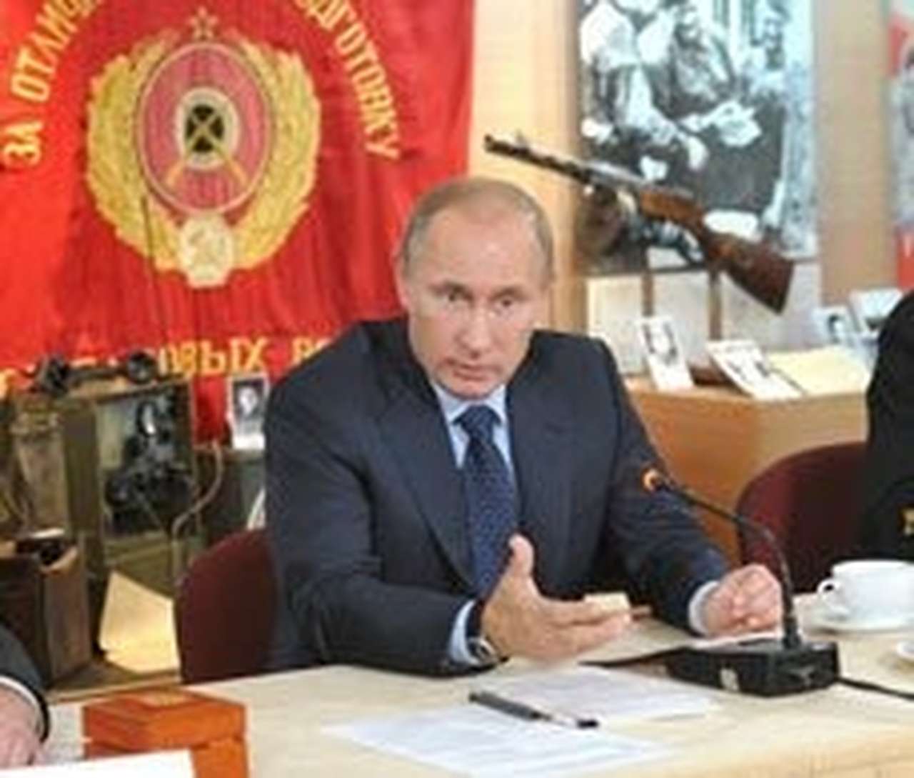 Путин: налог на дорогие машины следует повысить уже в 2013 году 