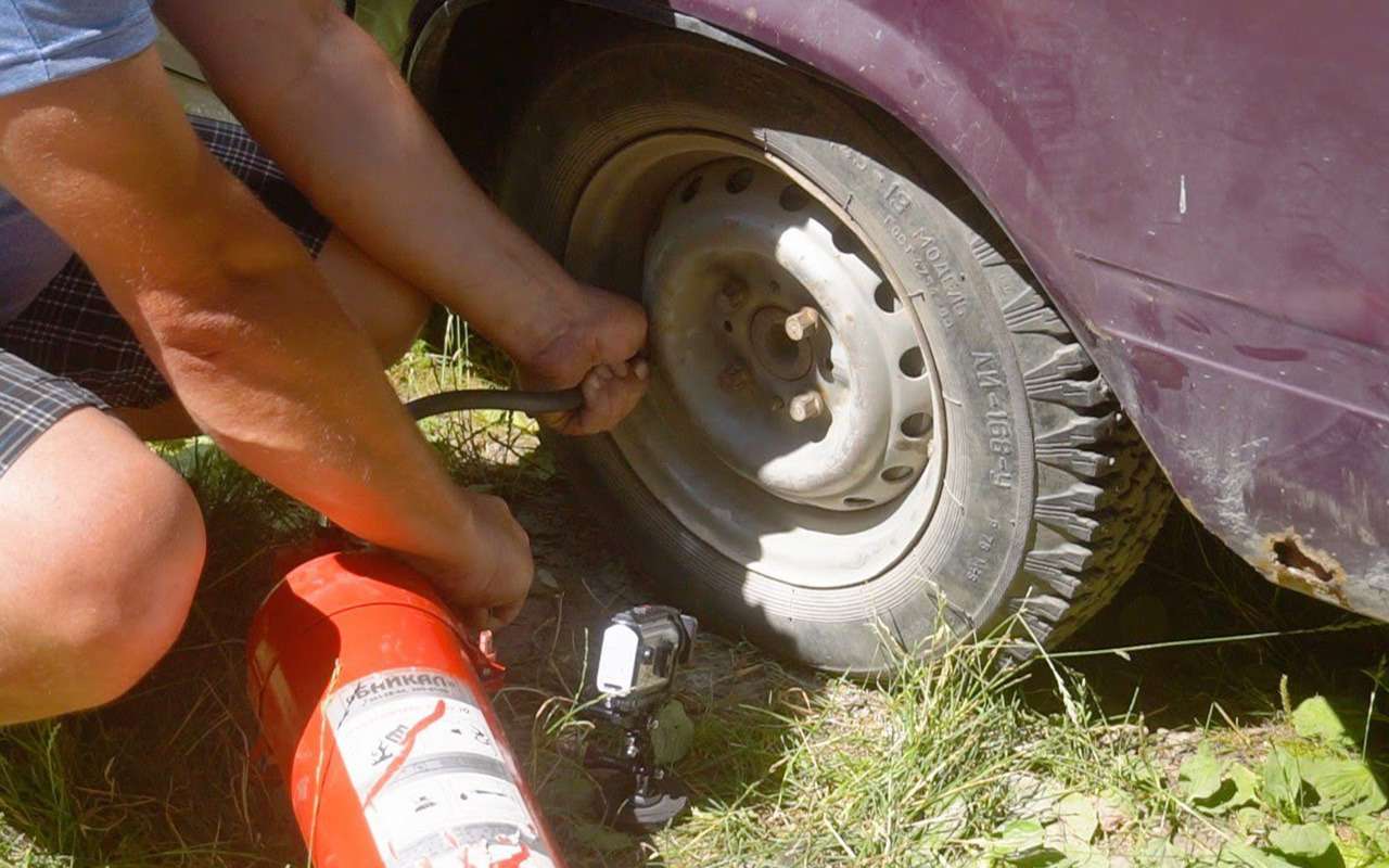 Можно ли накачать колесо огнетушителем? Проверено — легко!