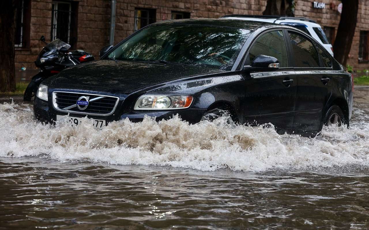 Как не угробить автомобиль на осенней дороге — одно простое правило