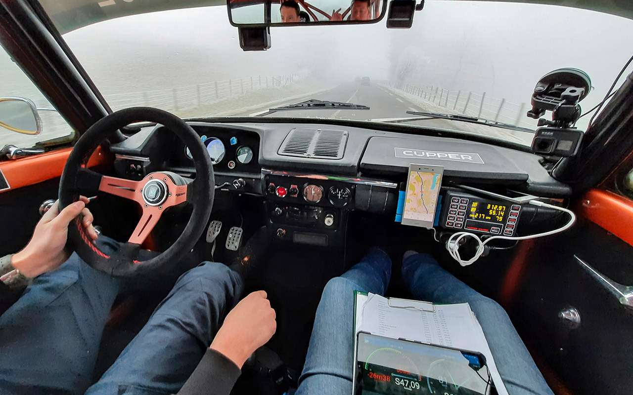 Среди приборов – масляный манометр. Заправляться топливом приходилось каждые 200–300 км: возможно, карбюраторы были не до конца настроены.