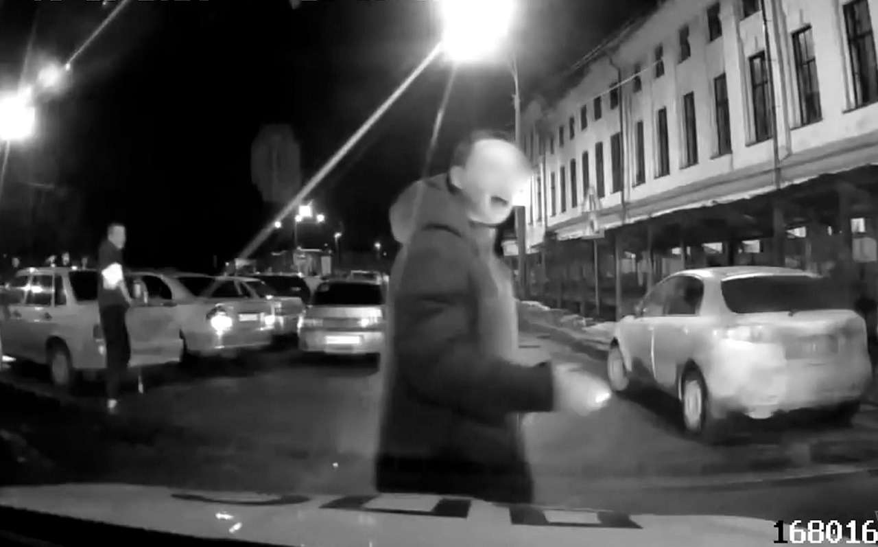 Вологжанин устроил «шоу» для ДПС на пешеходном переходе (видео)