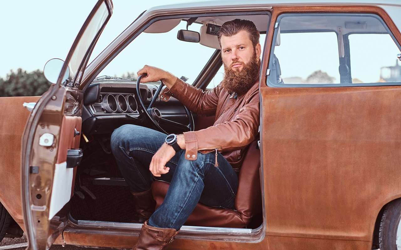 Почему опасно ездить за рулем в обтягивающей одежде?