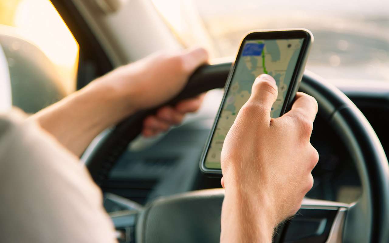 Использовал смартфон как навигатор. За что штраф?