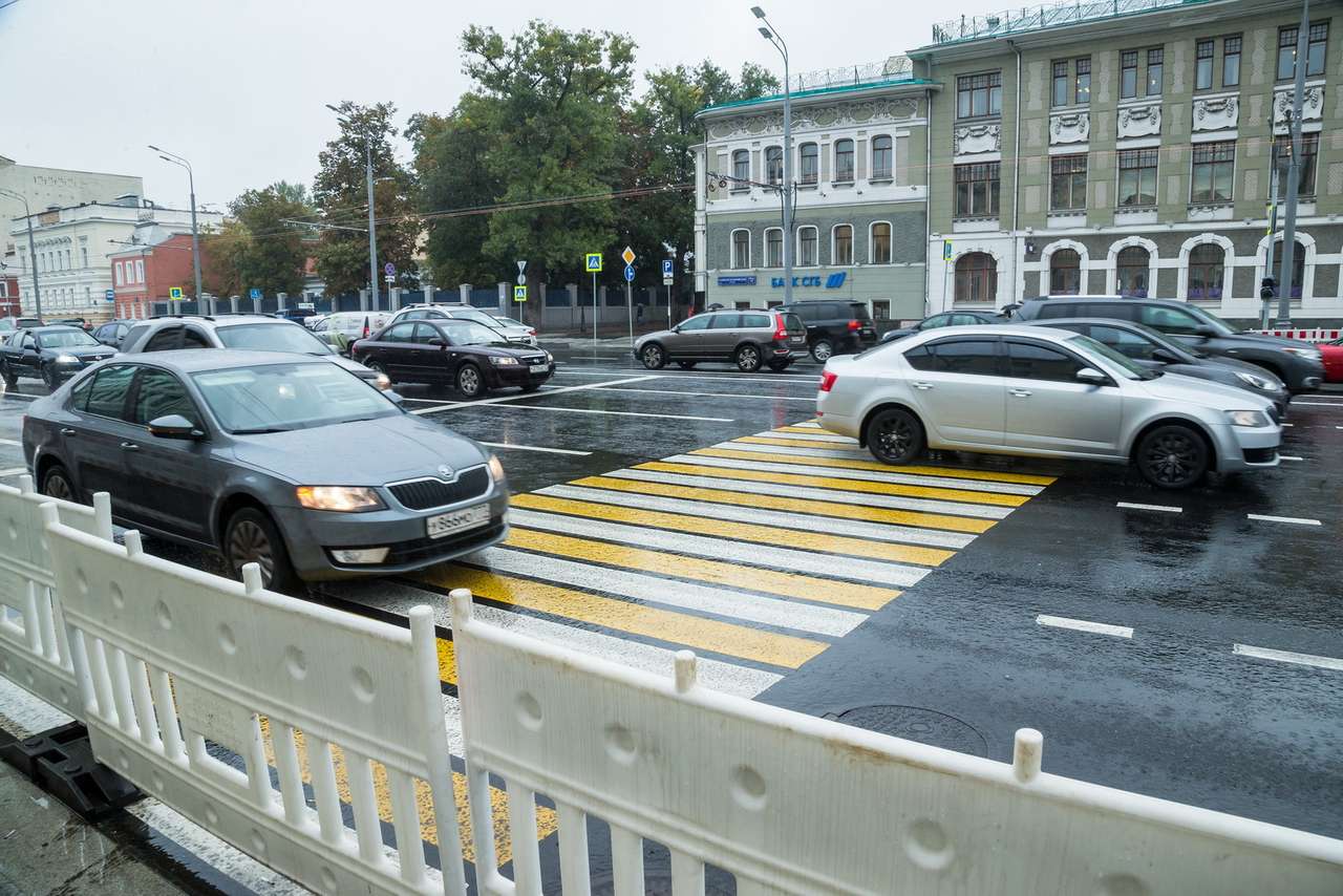 Во все времена Садовое кольцо пытались заставить двигаться быстрее, убирая левые повороты и лишние светофоры. В планах даже было сделать его односторонним.
