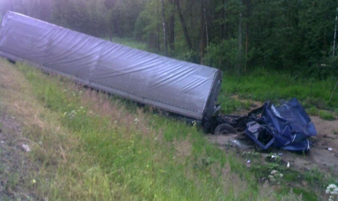 В сладкие сны проваливаются измотанные дорогой дальнобойщики, но будят их реальные ДТП. А между тем, вмененный в начале года долг срочно установить тахографы, которые не позволяют водителям засыпать на ходу, обязанностью быть перестает. По причине надуманной.