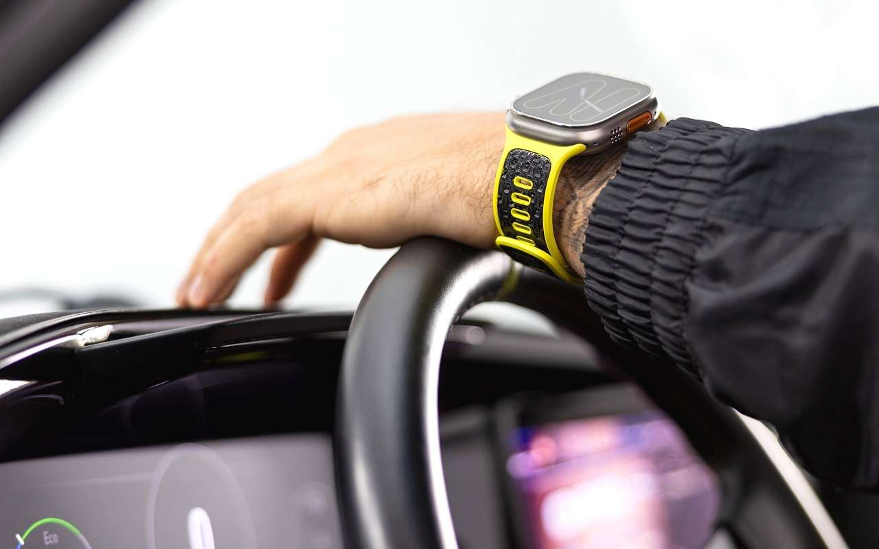 Мировой автопроизводитель создал уникальные браслеты в стиле ретромодели